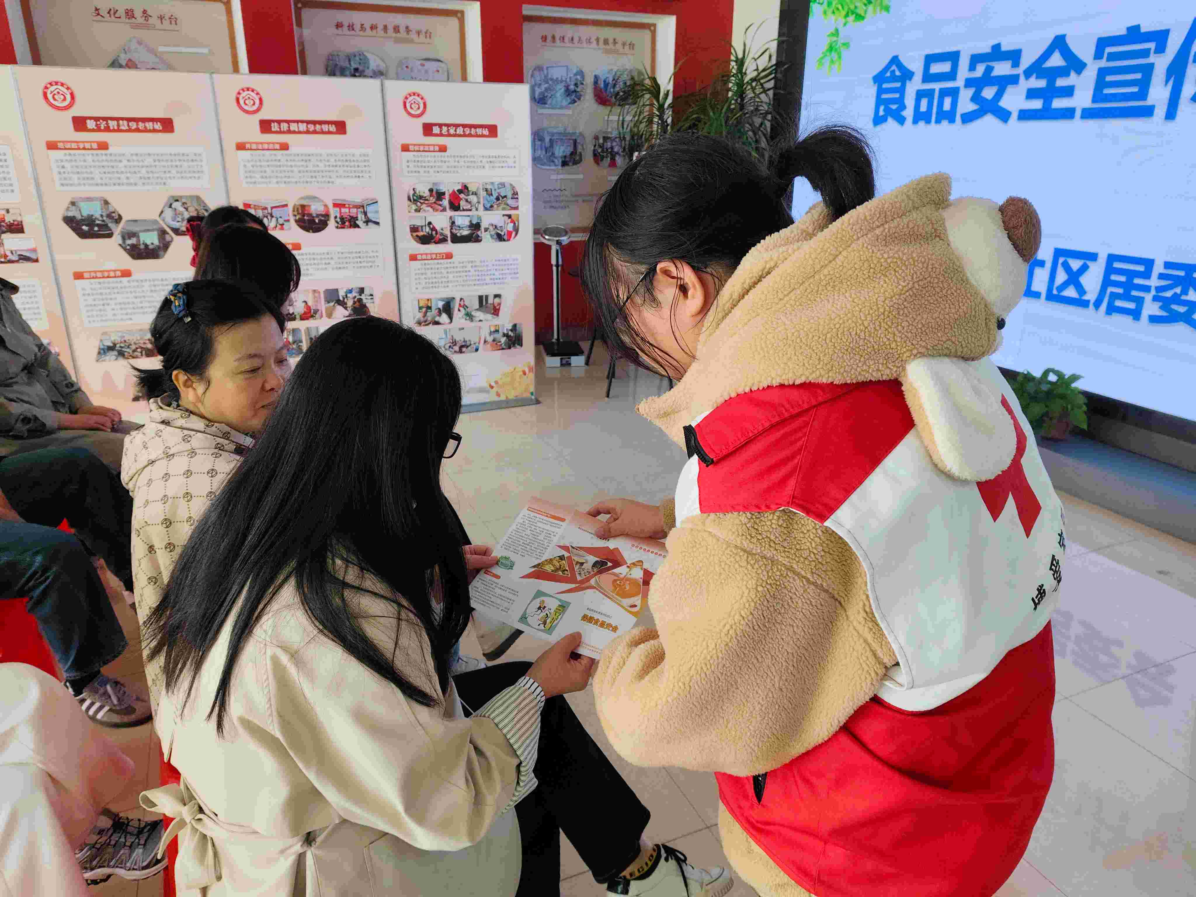 志愿者向现场居民宣传(1).jpg