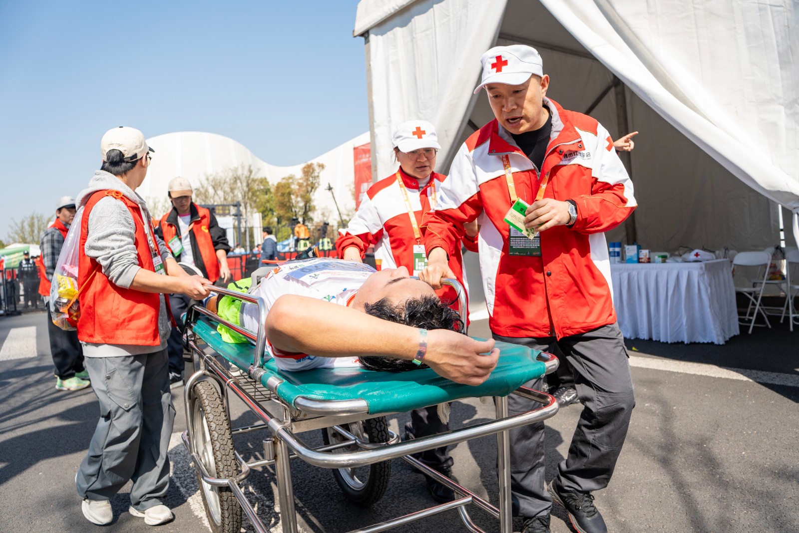 2025年3月23日，南通红十字救援队保障南通马拉松--两名队员正在协助转运.jpg