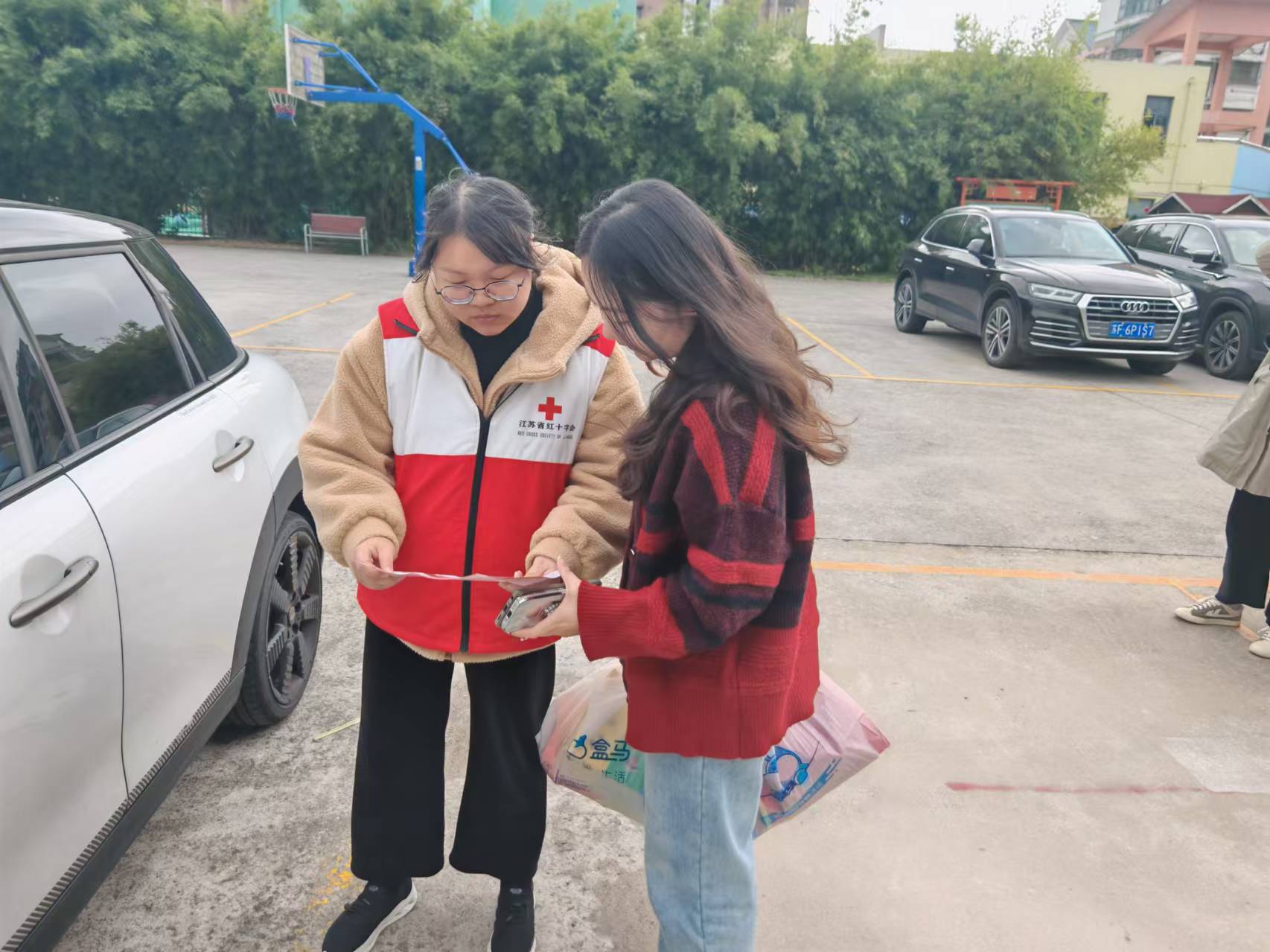 红十字志愿者向周边居民宣传.jpg
