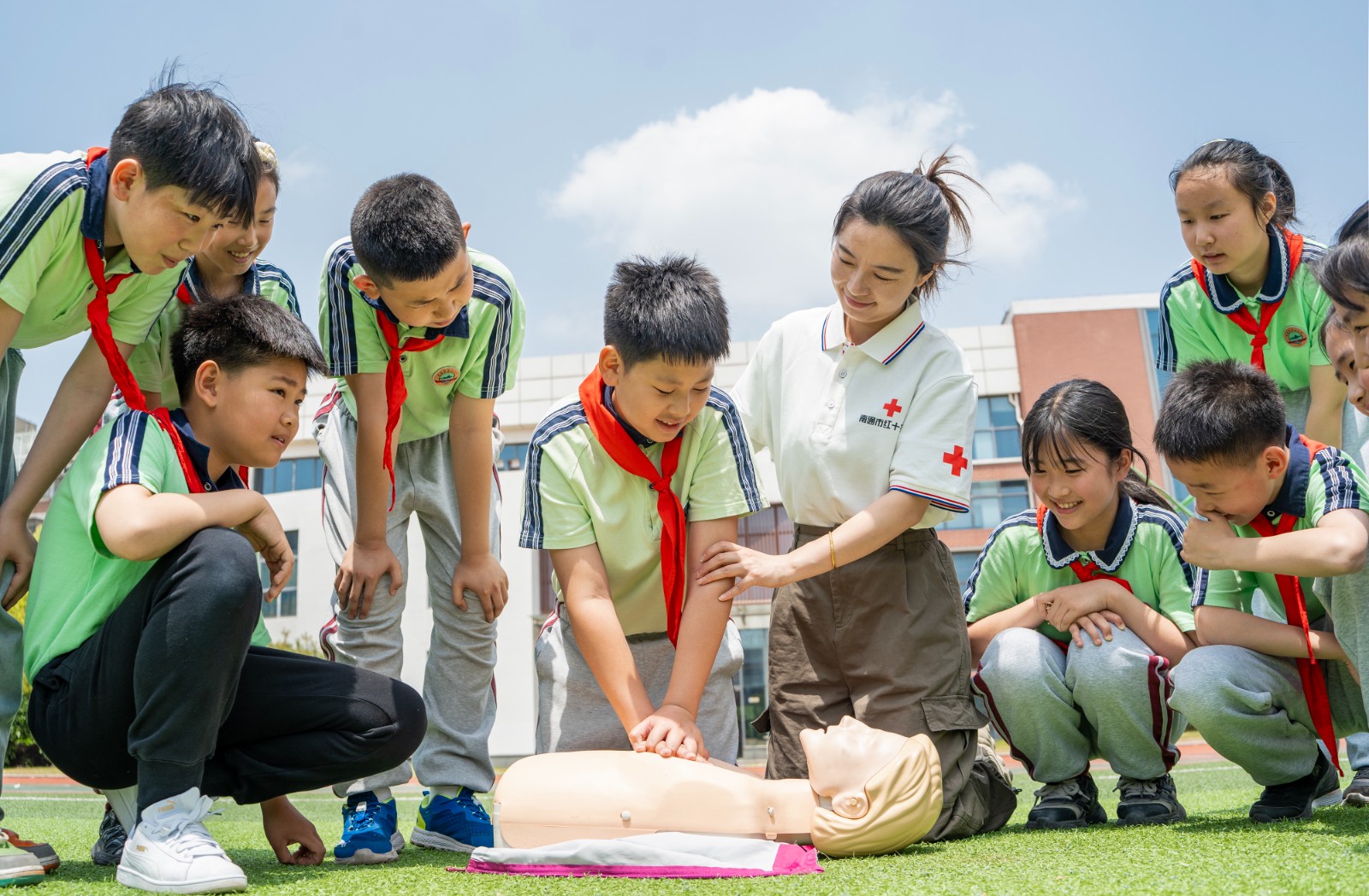 2025年5月7日，南通市红十字应急救护师资走进南通市五山小学校，向小学生宣传红十字精神以及传授心肺复苏、创伤包扎等应急救护知识，提高小学生应急救护能力 (4).jpg